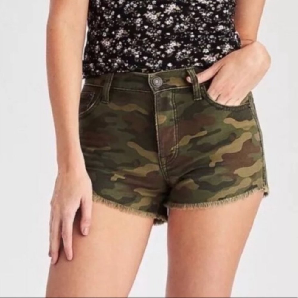 American Eagle Hi Rise Festival Camo Shorts Size 2